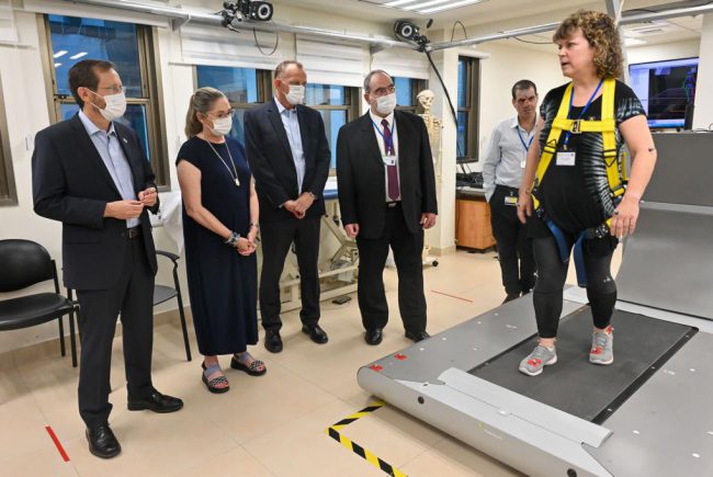 "השיקום הרפואי בישראל הוא מהטובים בעולם" נשיא המדינה יצחק הרצוג ביקר במרכז הרפואי לשיקום לוינשטיין ברעננה